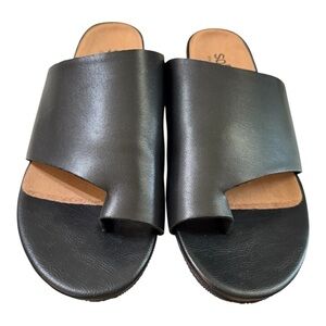 SoftWalk Black Leather Slide Sandals – Size 10W – Cushioned Toe Loop Design